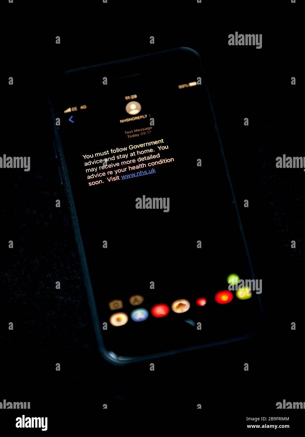 Il messaggio di testo inviato dall'NHS che esorta la gente a seguire i consigli del governo il giorno dopo che il primo ministro Boris Johnson ha messo il Regno Unito in una situazione di blocco per contribuire a frenare la diffusione del coronavirus. Foto Stock