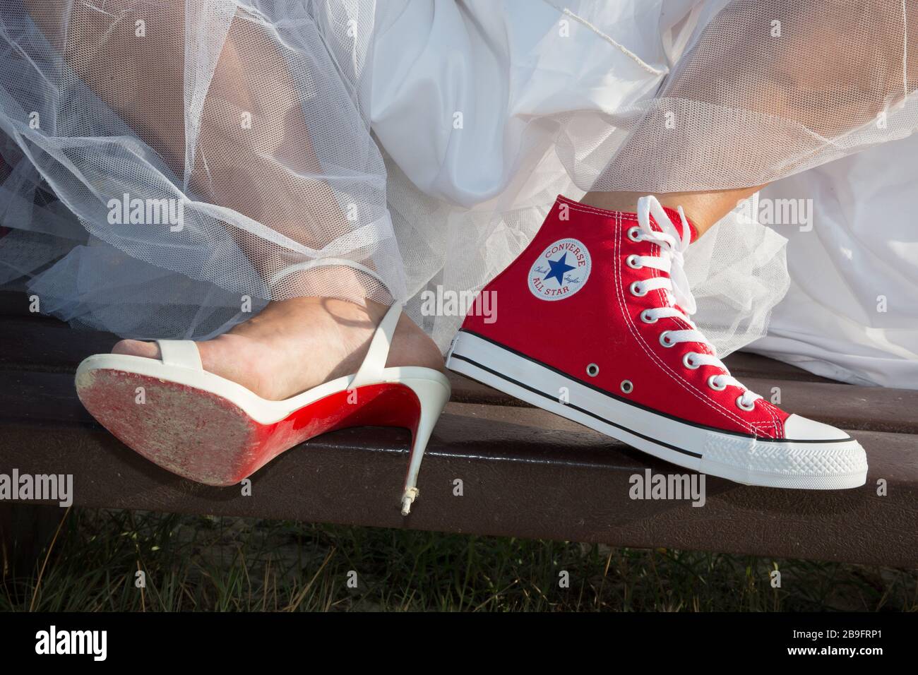 Ragazza con converse all star immagini e fotografie stock ad alta risoluzione Alamy