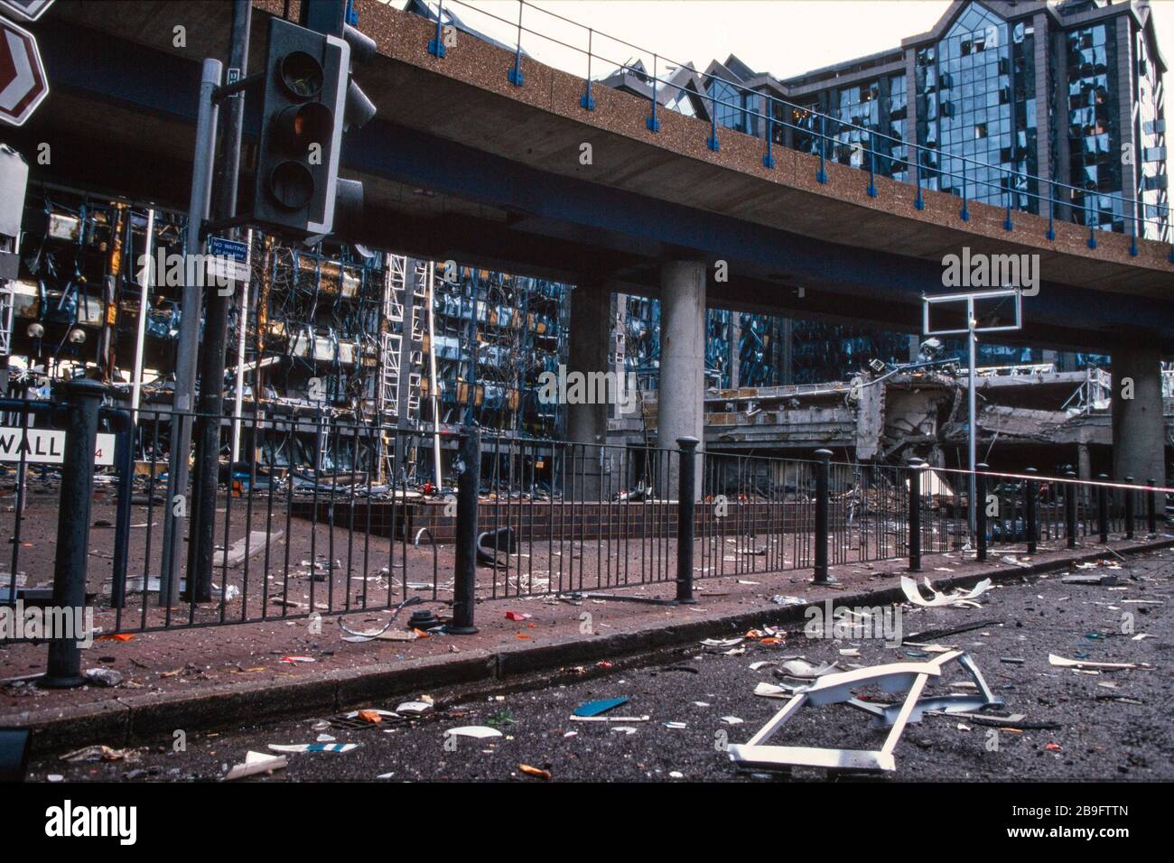 Le conseguenze del bombardamento dei Docklands di Londra del 9 febbraio 1996, dopo che l'IRA detonò una potente bomba a camion a South Quay, uccidendo due e causando £150 milioni di danni. Foto Stock