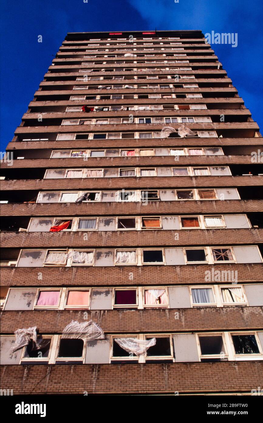 Danni agli alloggi pubblici dopo il bombardamento dei Docklands di Londra del 9 Feb1996, quando l'IRA detonò una bomba camion nel South Quay, uccidendo due & causando £150 milioni di danni. Foto Stock
