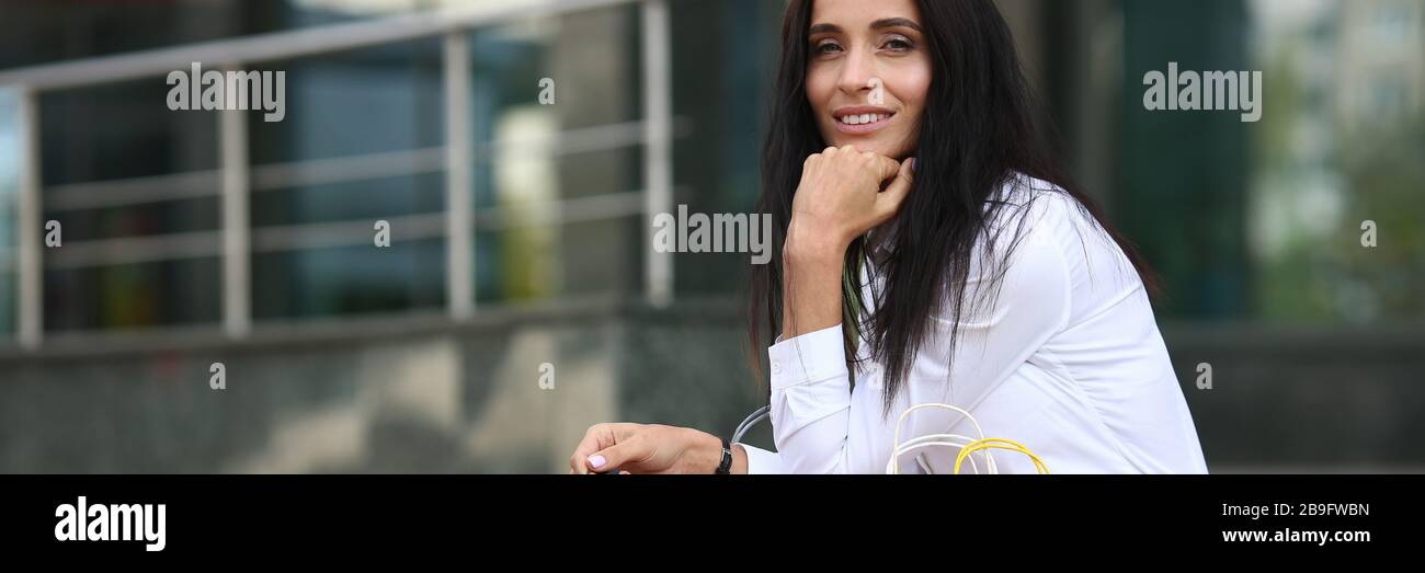 Modello piuttosto seduti sulle scale vicino a Mall Foto Stock