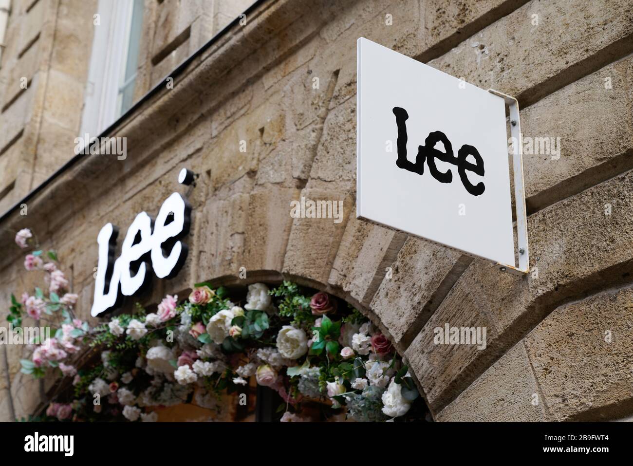 Bordeaux , Aquitaine / Francia - 10 28 2019 : Lee Jeans segno negozio Logo  marchio negozio abbigliamento Foto stock - Alamy