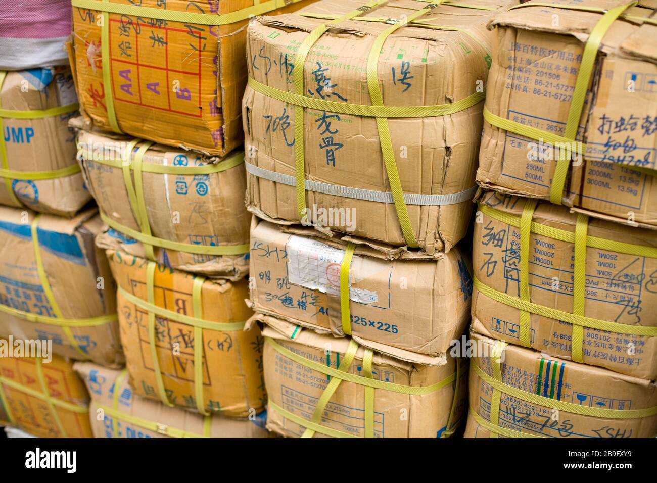 Hong Kong, Sheung WAN, China - le scatole di merci hanno puntato nella strada nei mercati di Hong Kong occidentale. Foto Stock