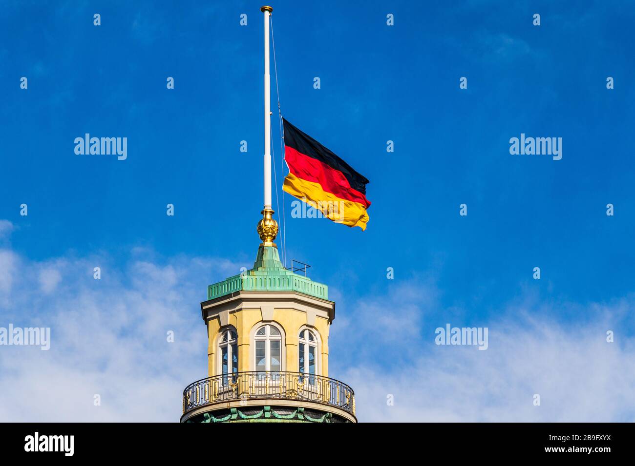 Vista ravvicinata sulla bandiera tedesca a Halfmast, auf Halbmast, sulla cima del Castello di Karlsruhe. Distretto Karlsruhe, Baden-Württemberg, Germania Foto Stock