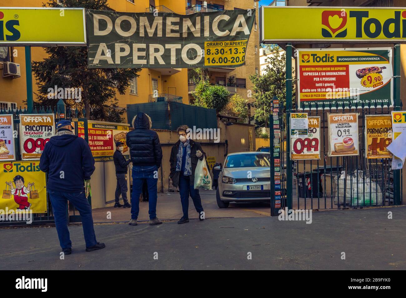 Fare la coda per lo shopping di generi alimentari (Roma al tempo di Covid 19) Foto Stock