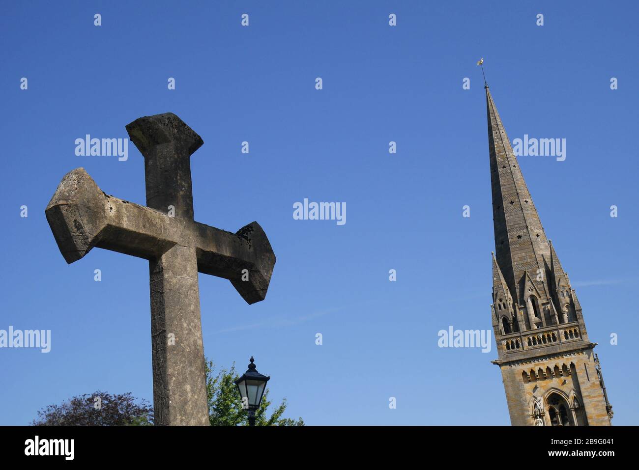 City cross e guglia della Cattedrale di Llandaff, Llandaff, Cardiff, Galles, Regno Unito Foto Stock