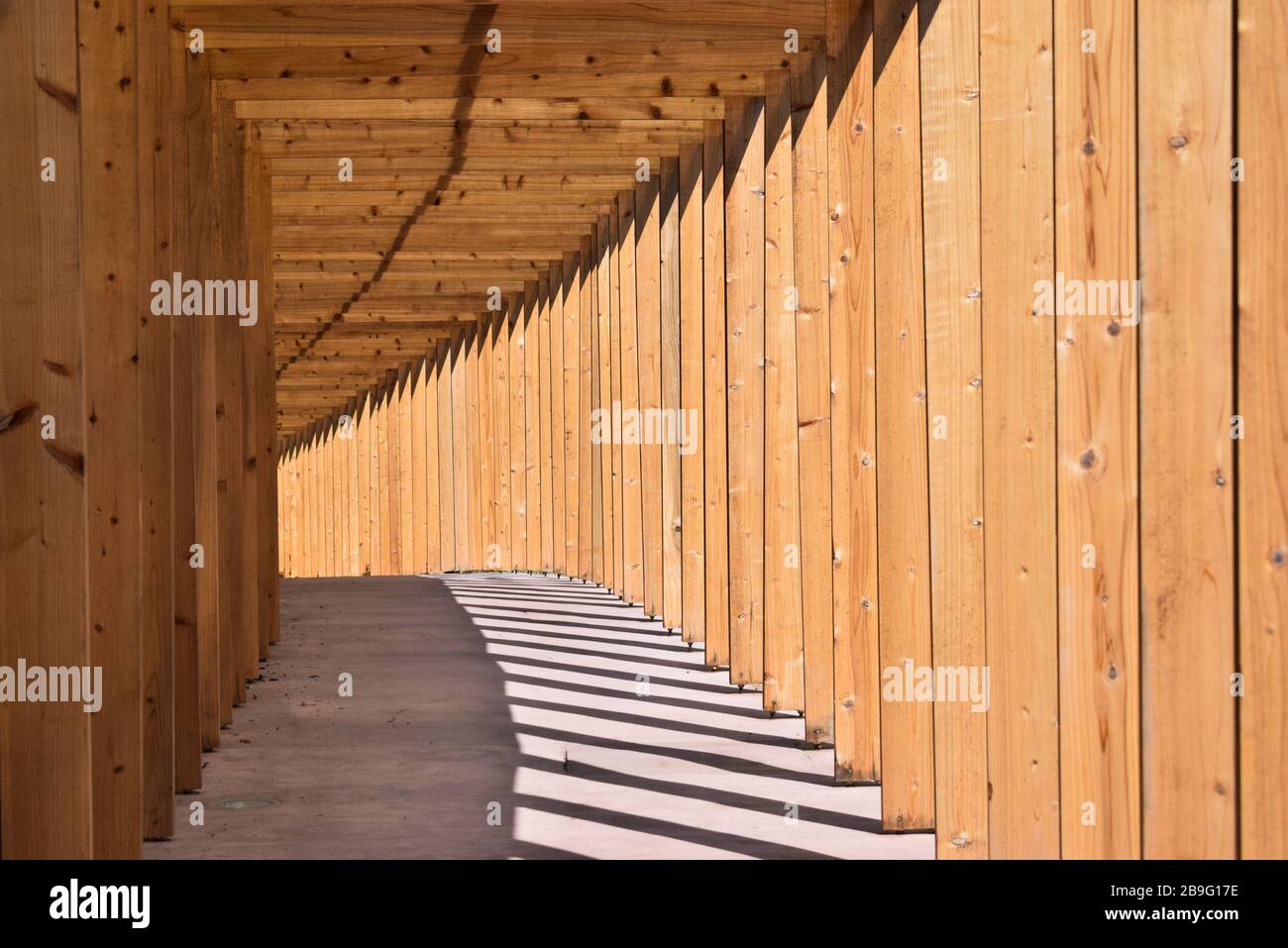 Un tunnel di legno vuoto all'aperto Foto Stock