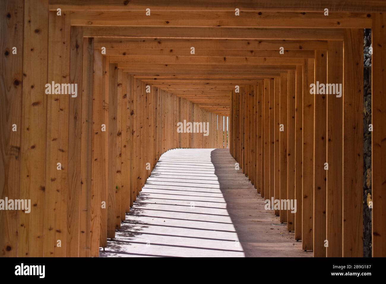 Un tunnel di legno vuoto all'aperto Foto Stock