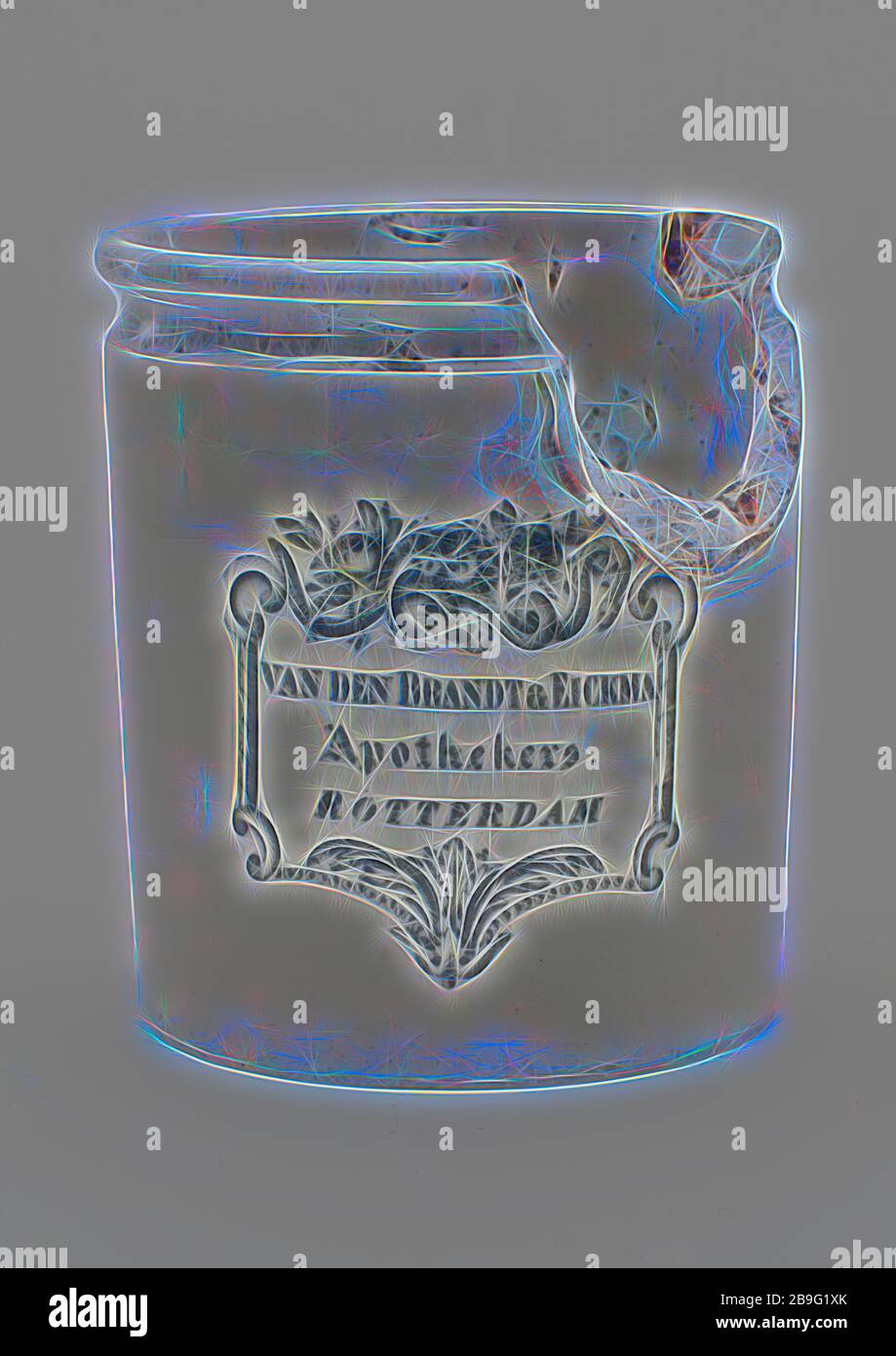 Vaso di farmacia, unguento jar con impronta Van den Brandt & Eickma Rotterdam, speziale jar jar unguento titolare trovare terreno Ceramica Porcellana h 6,2, in forma resa stampata cotto smaltato unguento cilindrico jar con scanalatura di legame sotto il bordo superiore del bianco bianco industriale. Cartiglio posto sul fianco con il testo. Telaio decorato con piume e la torsione dei rami di fiori e foglie dei motivi. Contrassegnati in cieco stampa su fondo iscrizione nel cartiglio: VAN DEN BRANDT & EICKMA APOTHEKERS archeologia Rotterdam Rotterdam tunnel ferroviario di cura di salute indigena di confezionamento di porcellana il self-care farmaco farmaco pharma Foto Stock