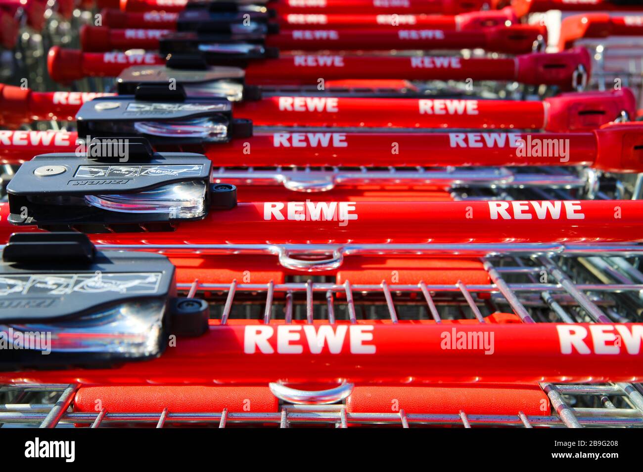 Heinsberg, Germania - Marzo 23. 2020: Primo piano di carrelli a fila isolata della catena di supermercati tedesca Rewe Foto Stock
