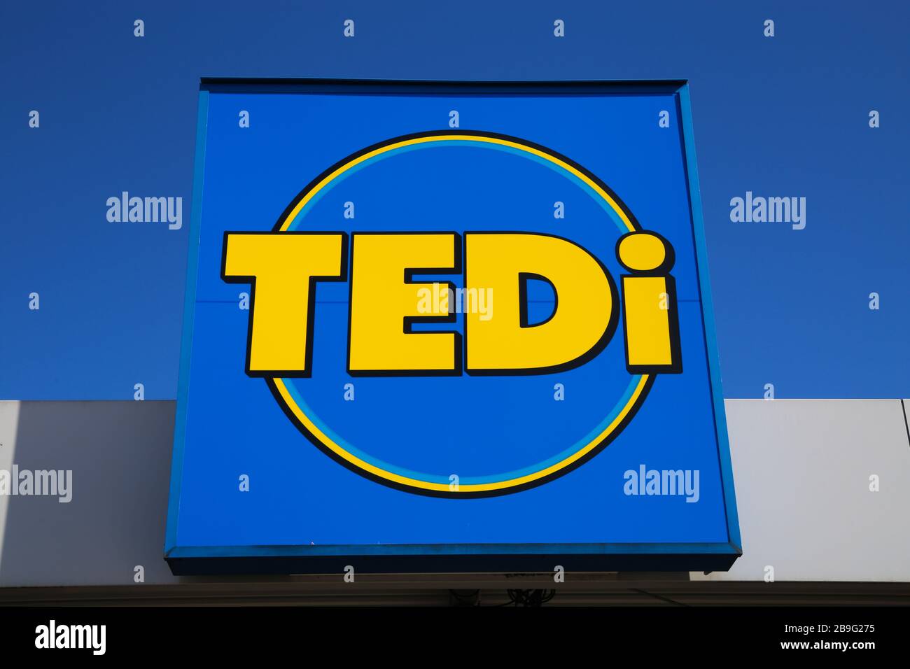 Heinsberg, Germania - Marzo 23. 2020: Primo piano del segno isolato della catena discounter tessile non alimentare tedesca Tedi contro il cielo azzurro Foto Stock