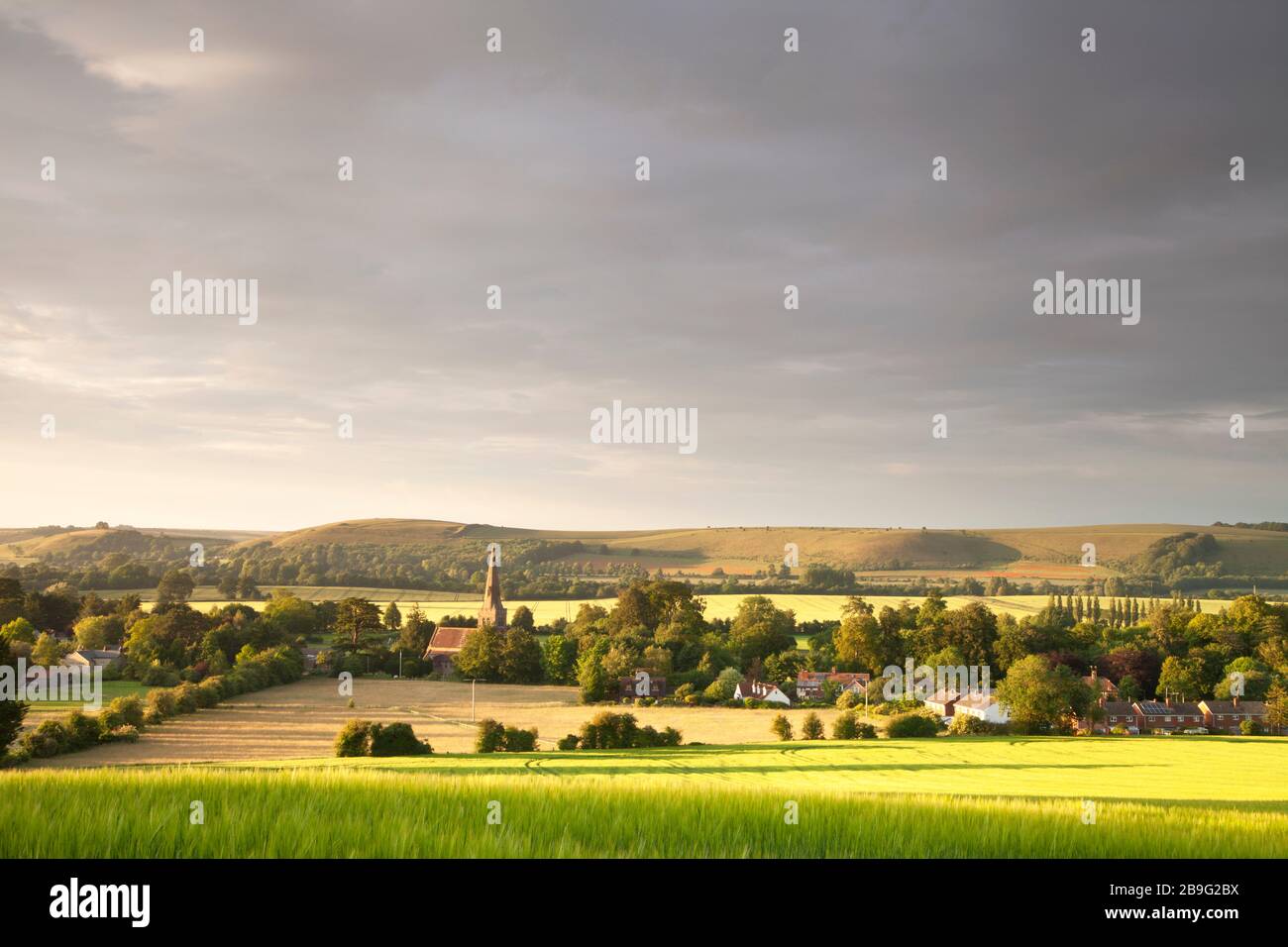 Una vista di metà estate del villaggio di Sutton Veny vicino Warminster nella valle di Wylye, Wiltshire. Foto Stock