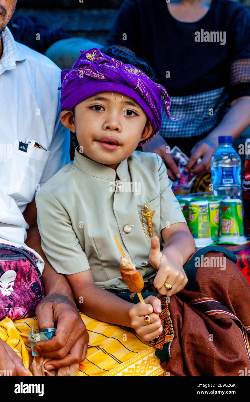 Un ritratto di un ragazzo indù balinese durante UN Festival religioso locale, Ubud, Bali, Indonesia. Foto Stock