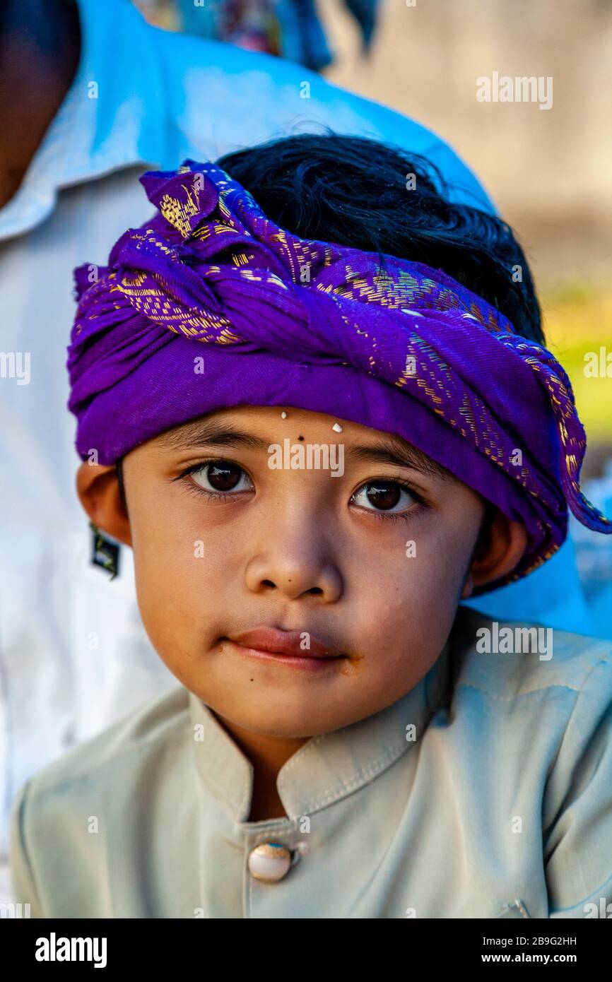 Un ritratto di un ragazzo indù balinese durante UN Festival religioso locale, Ubud, Bali, Indonesia. Foto Stock