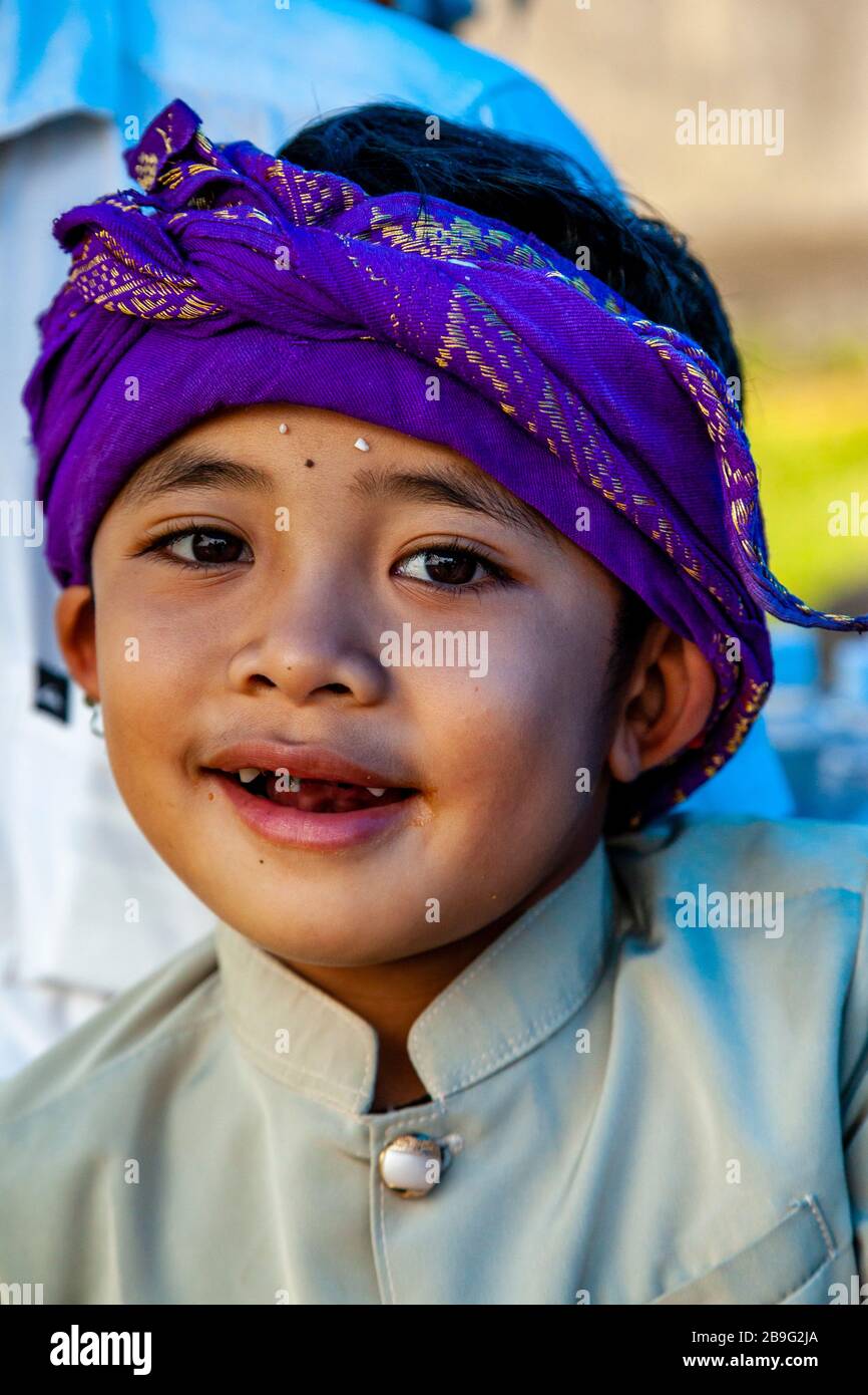 Un ritratto di un ragazzo indù balinese durante UN Festival religioso locale, Ubud, Bali, Indonesia. Foto Stock