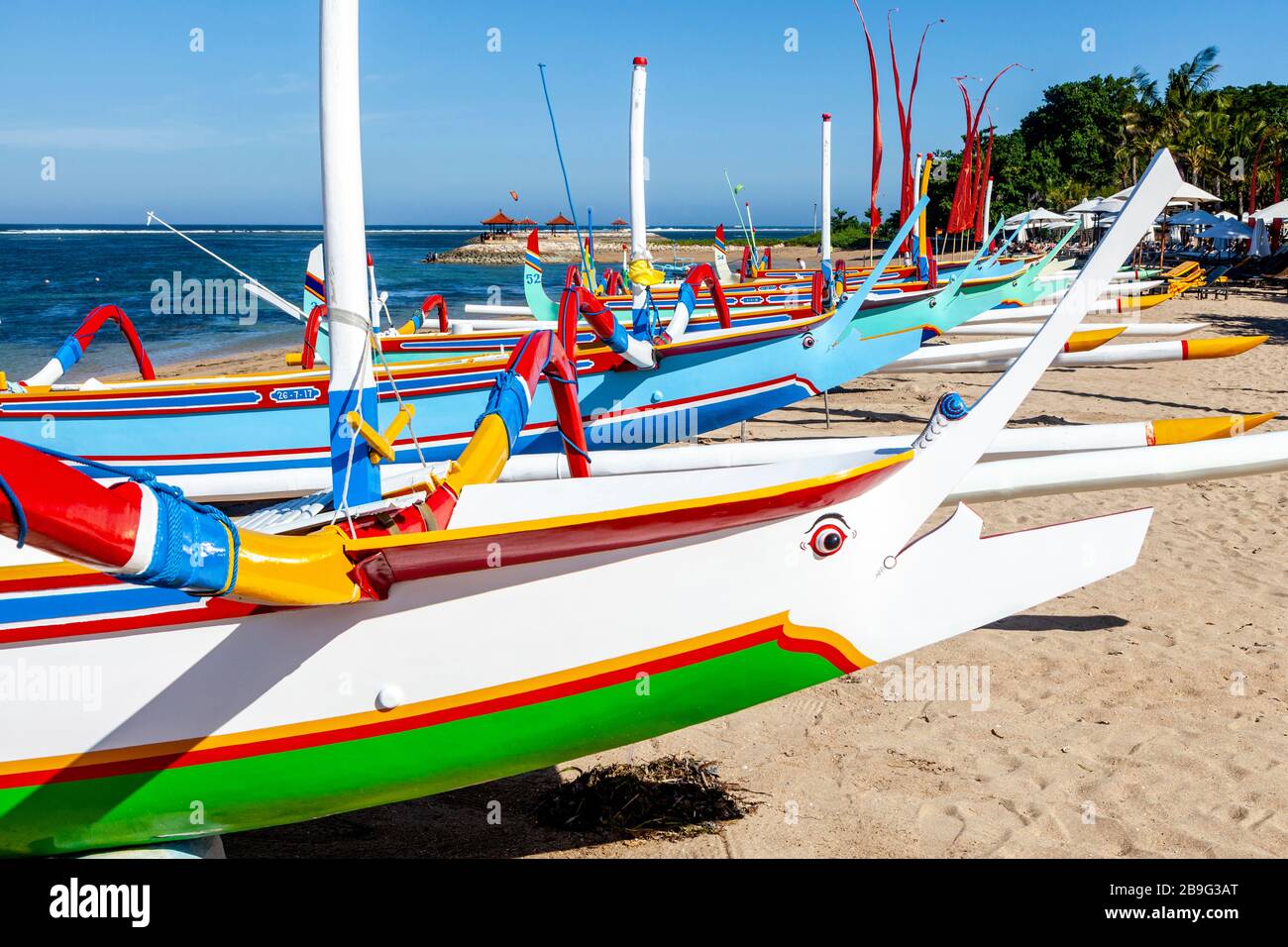 Barche tradizionali Jukung sulla spiaggia di Sanur, Bali, Indonesia. Foto Stock