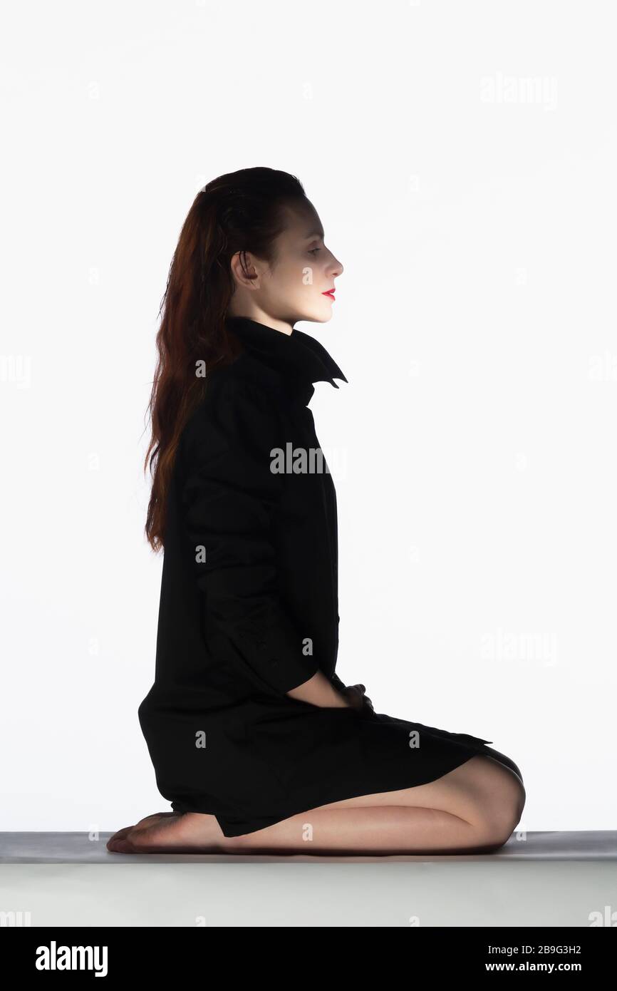 Ritratto donna serena in abito nero Foto Stock