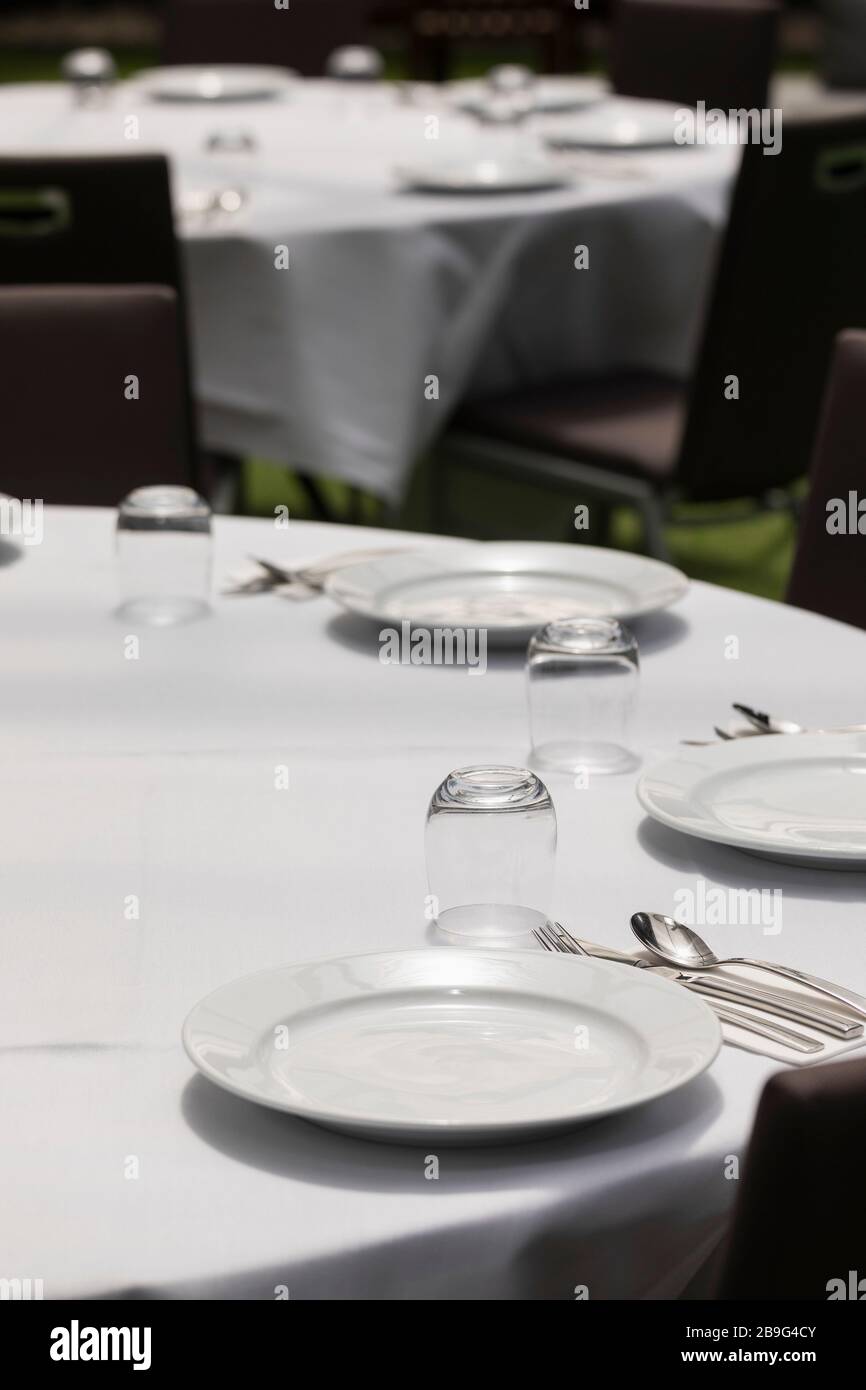 Placesettings su tavoli da pranzo rotondi Foto Stock