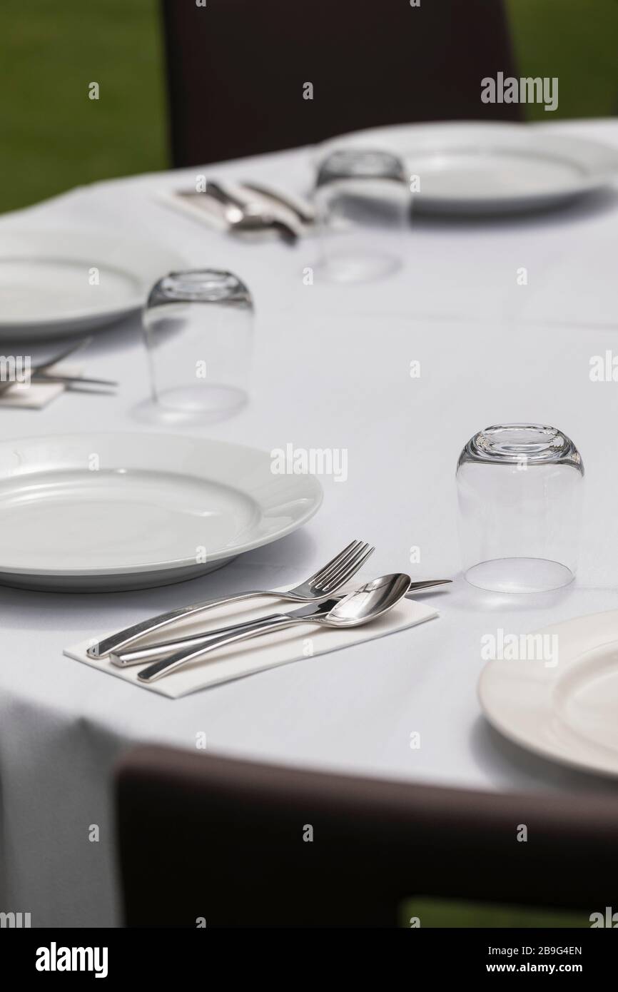 Placesettings sul tavolo da pranzo rotondo Foto Stock