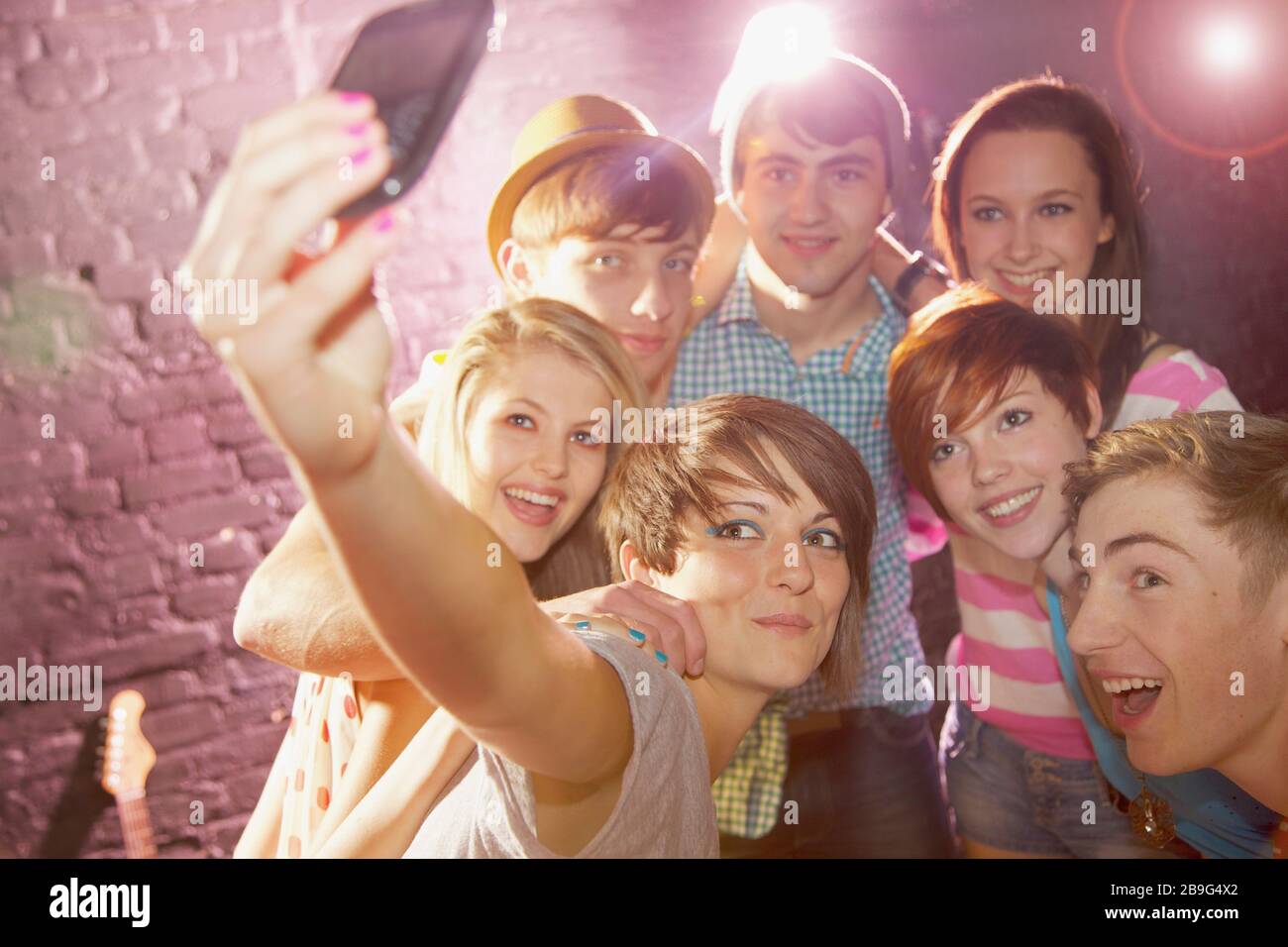 Buon adolescente amici che prendono selfie a festa Foto Stock