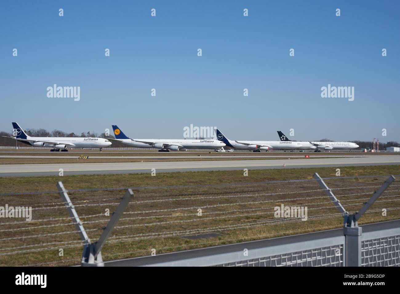 Lufthansa ha parcheggiato sulla pista nord-ovest dell'aeroporto di Francoforte in Germania il 24 marzo 2020 durante la crisi della corona Foto Stock