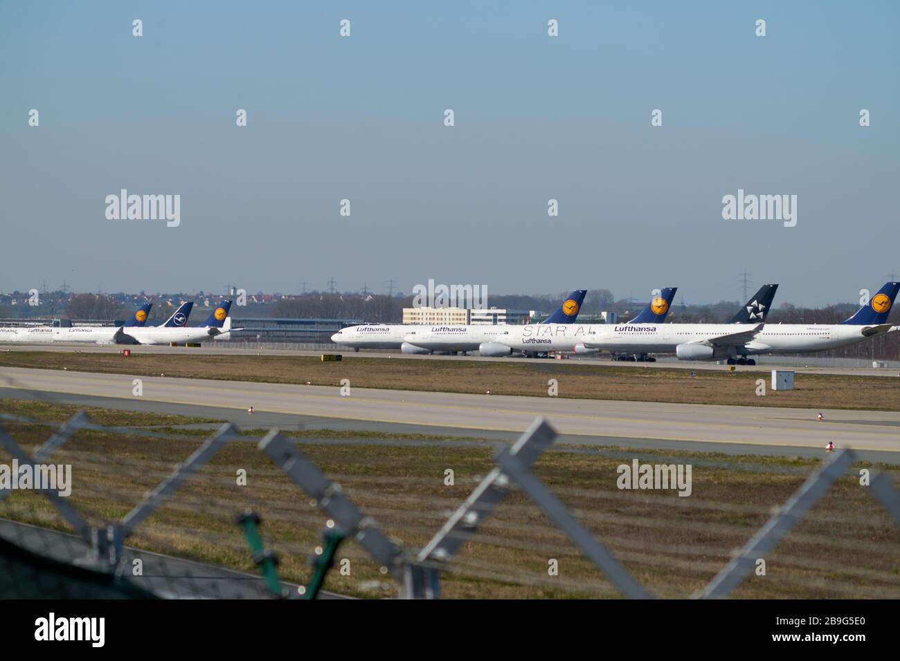 Lufthansa ha parcheggiato sulla pista nord-ovest dell'aeroporto di Francoforte in Germania il 24 marzo 2020 durante la crisi della corona Foto Stock