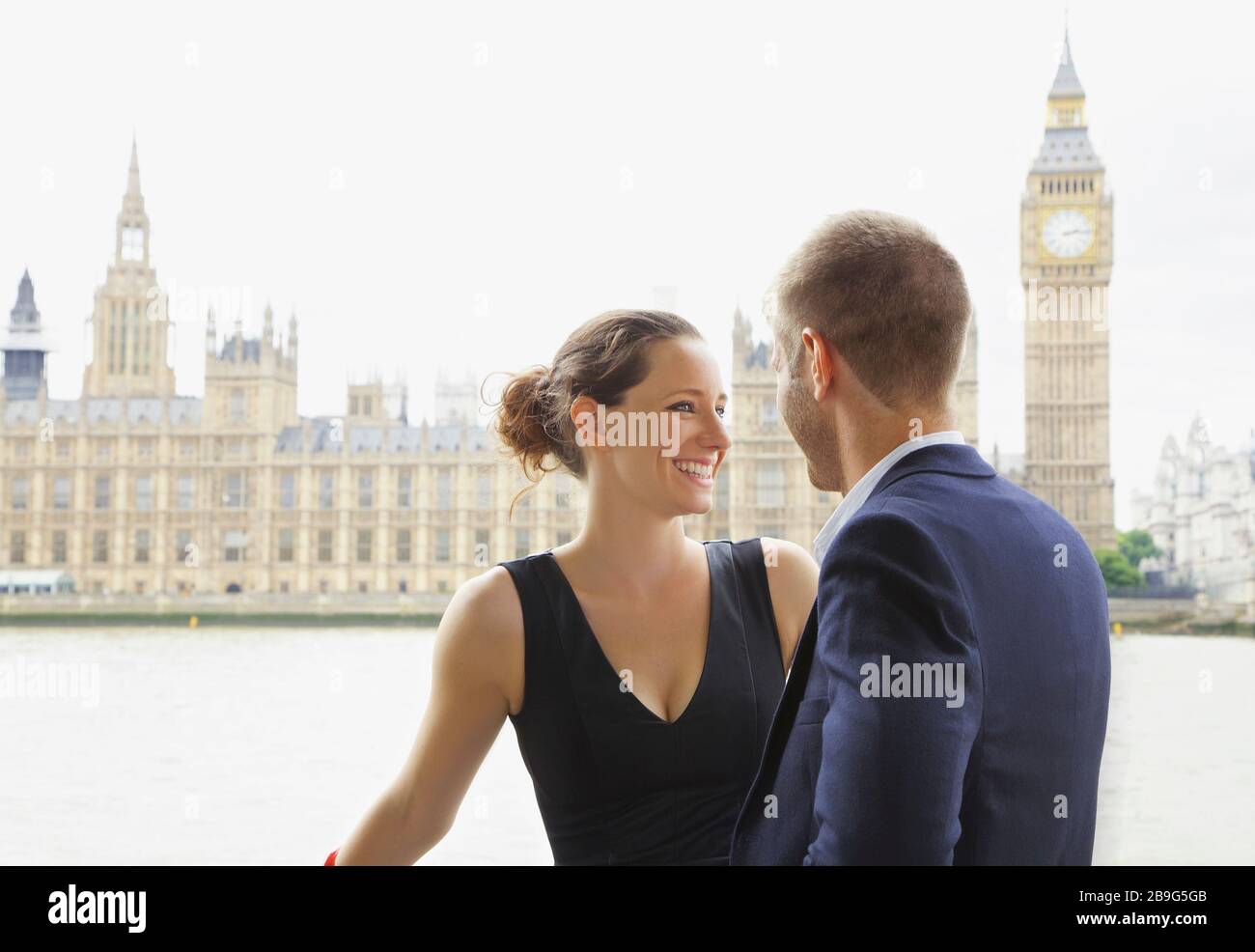 Felice coppia di fronte al Tamigi e al Big ben, Londra, Regno Unito Foto Stock
