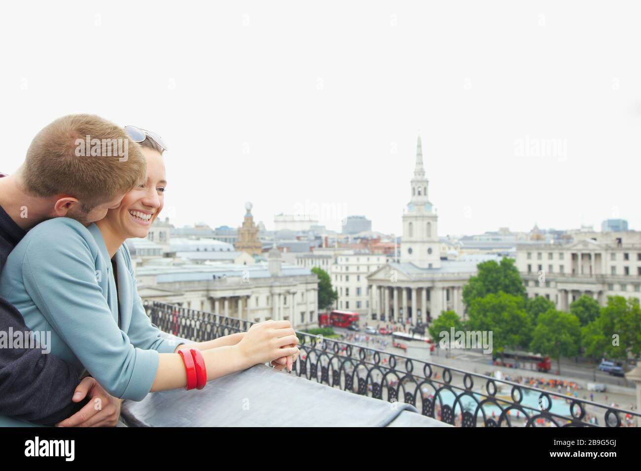 Coppia felice e affettuosa sopra Trafalgar Square, Londra, Regno Unito Foto Stock