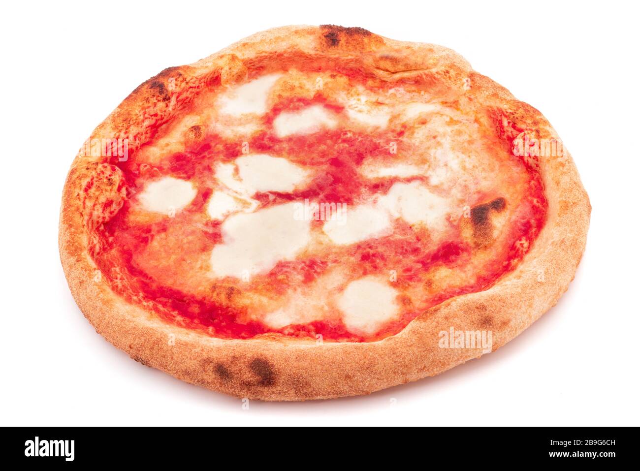 Pizza Margherita cotta al forno isolata su bianco Foto Stock