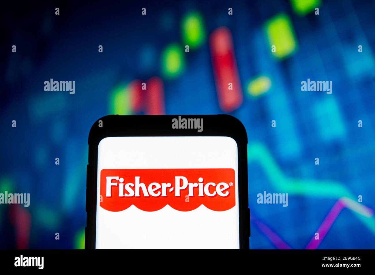 In questa immagine viene visualizzato un logo Fisher Price visualizzato su uno smartphone.viene visualizzato UN grafico del mercato azionario come sfondo. Foto Stock