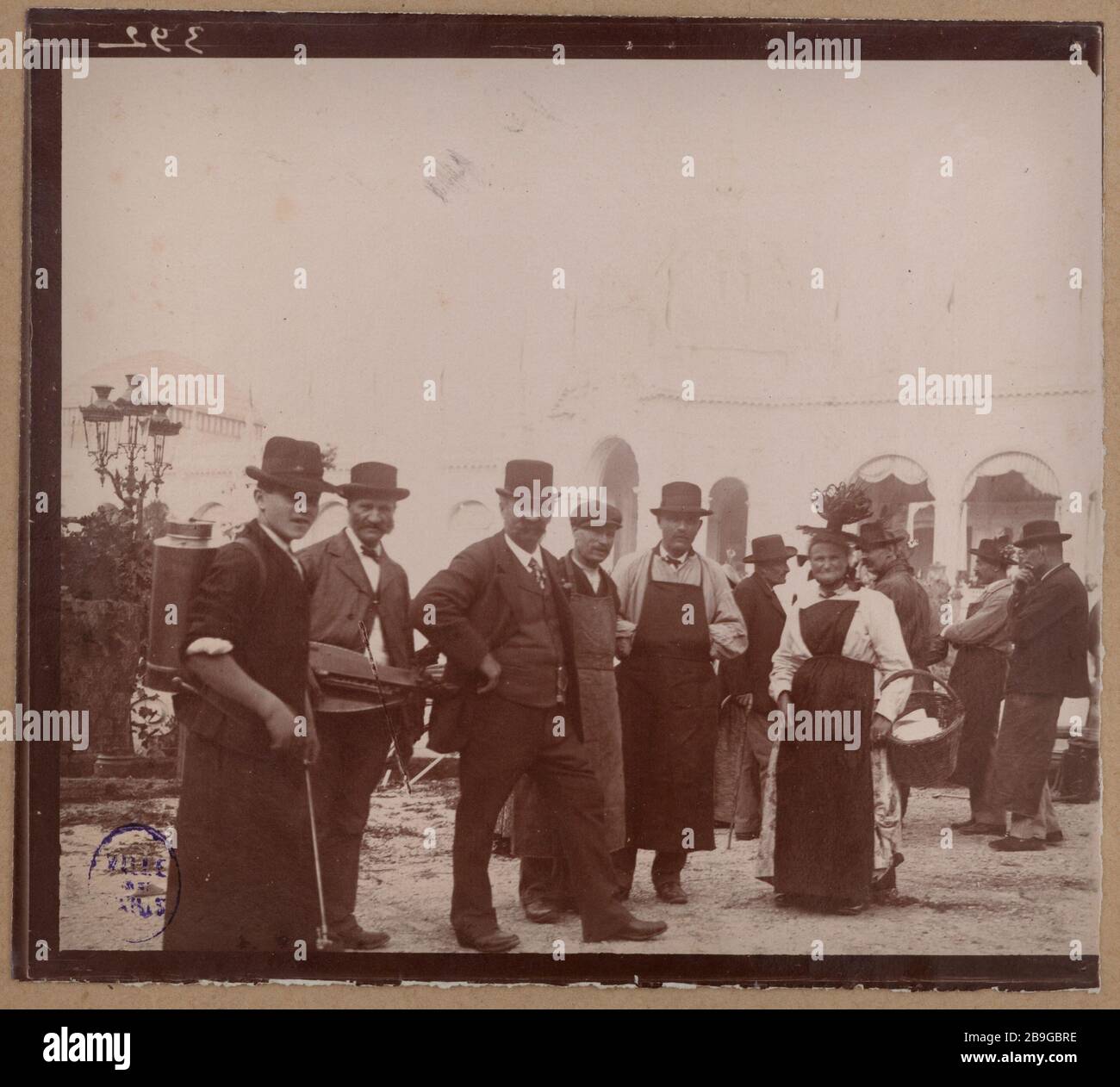 Gruppo in costumi nazionali, esposizione universale del 1900, Champs de Mars, 7 ° distretto esposizione universelle de 1900. Groupe en costume nationaux sur le Champs-de-Mars. Parigi (VIIème arr.). Anonima fotografa. Tigre au gélatino-chlorure d'argent, 1900. Parigi, musée Carnavalet. Foto Stock
