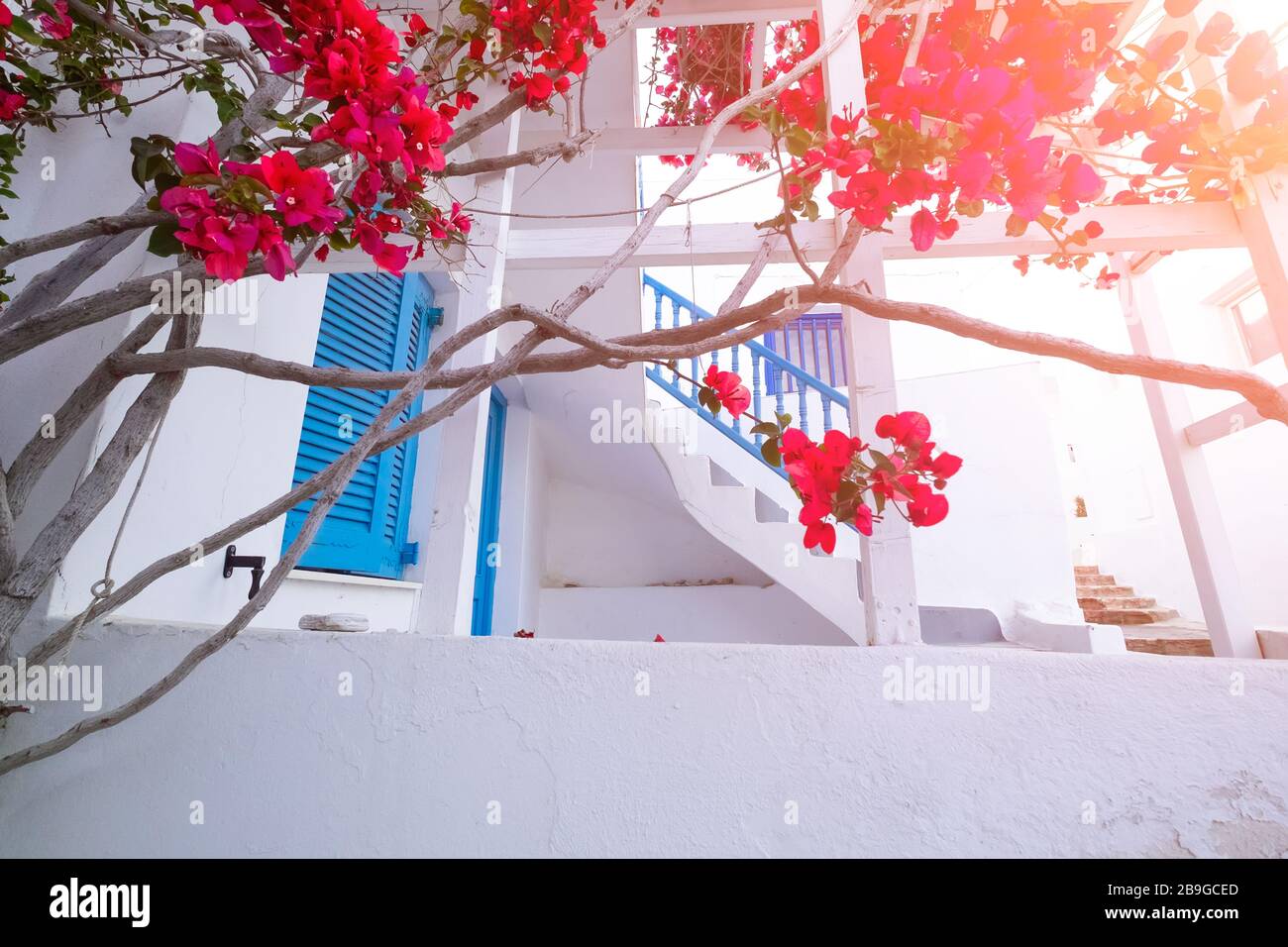 Incredibili stradine di destinazione popolare sull'isola di Paros. Grecia. Architettura tradizionale e colori della città mediterranea. Porte blu, bianco bu Foto Stock