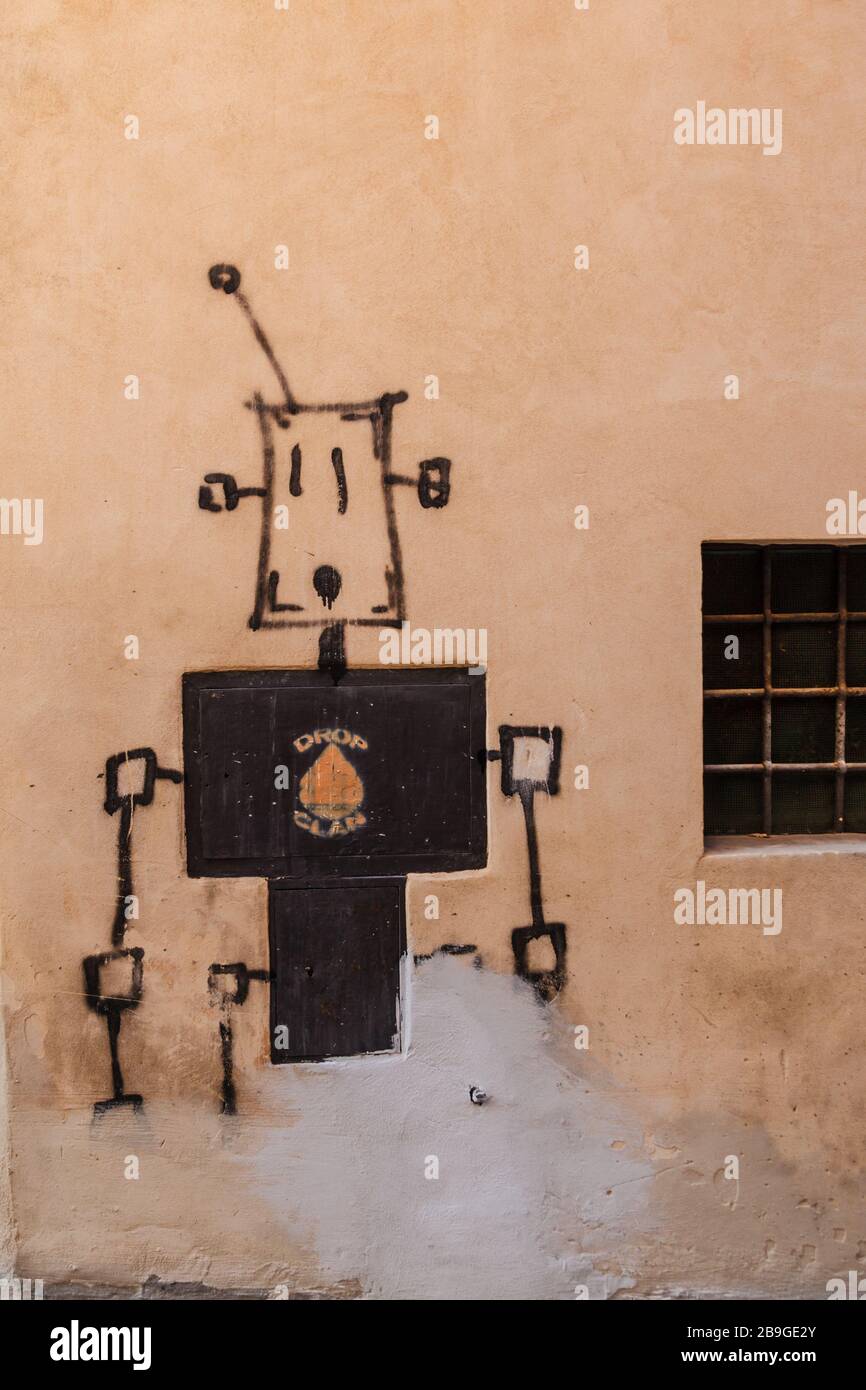 Montaggio di un robot, basato su una botola di servizio, su un muro a Foligno, Umbria, Italia Foto Stock