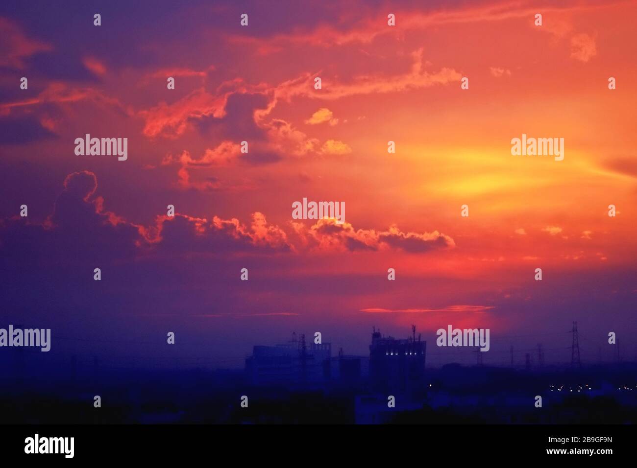 Cielo colorato prima del tramonto a Jakarta City, Indonesia. Foto Stock