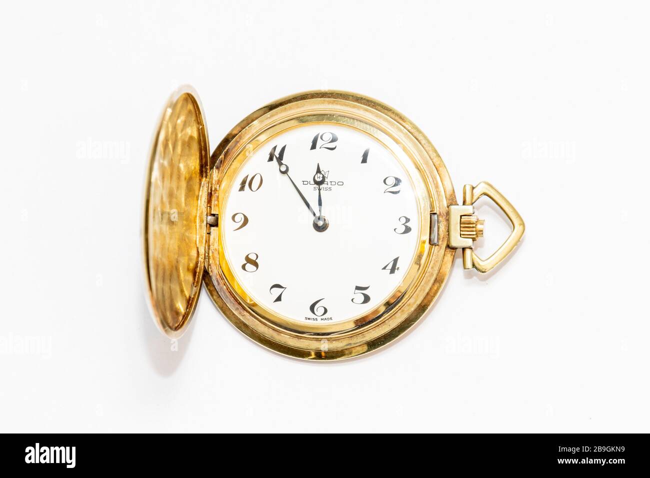 Vecchio orologio da tasca dorato realizzato in color oro svizzero cinque minuti prima di mezzanotte Foto Stock