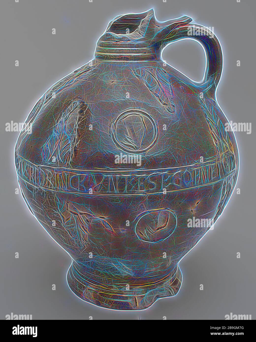 Caraffa in gres, ventre rotondo fregio con il testo al di sopra e al di sotto del ritratto medaglioni e motivo di foglie, bricco per il supporto di stoviglie suolo trovare gres ceramico smalto smalto sale, mano rivolta stampigliato smaltato cotto smaltato porcellanato brocca di shard grigio giallo marrone e marrone parzialmente borchiati sale doppio smalto bandoor collo sagomato e piedi. Substrato di tracce sul fondo del testo in fregio: DRINCK: UNT: EST: ottenuto: NETVER ... (Trinckt e esst Gott nicht vergesst) tre volte archeologia il centro città di Rotterdam Stadsdriehoek Spaansekade inn ceramiche di importazione che serve drink a versare birra vino scoperta del suolo: ristrutturazione Hotel Weimar Sp Foto Stock