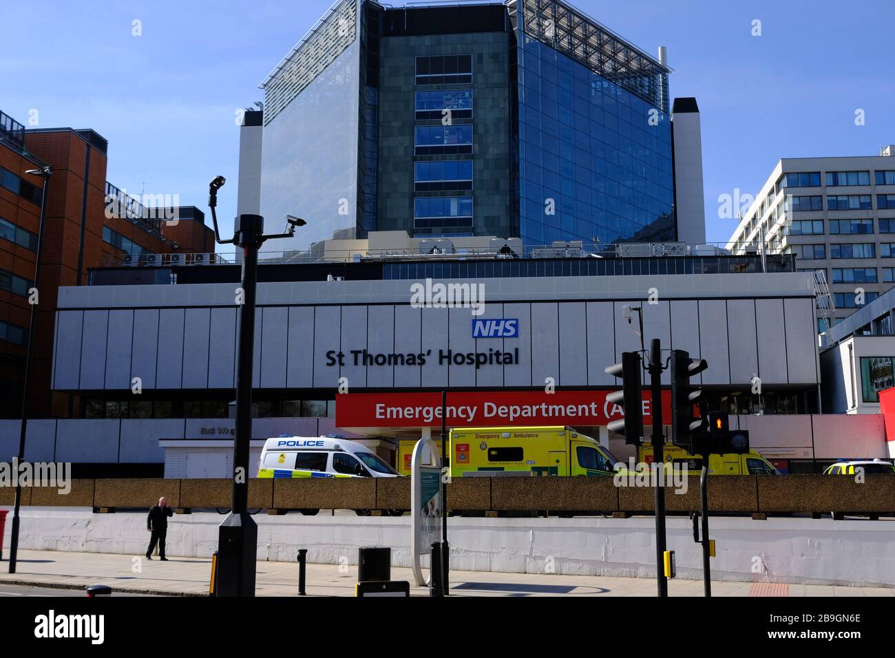 Londra, Regno Unito. 24 Marzo 2020. Primo giorno di Lockdown a Londra St Thomas' Hospital Credit: Londonphotos/Alamy Live News Foto Stock