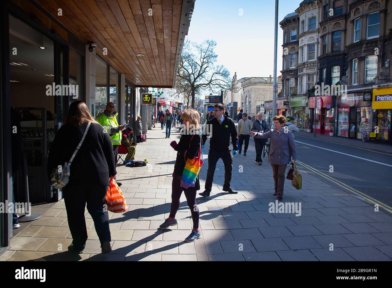 Inghilterra, East Sussex, Brighton, persone in coda con le misure di distanza sociale messe in atto dal supermercato Waitrose per limitare le persone che entrano nel negozio. Foto Stock