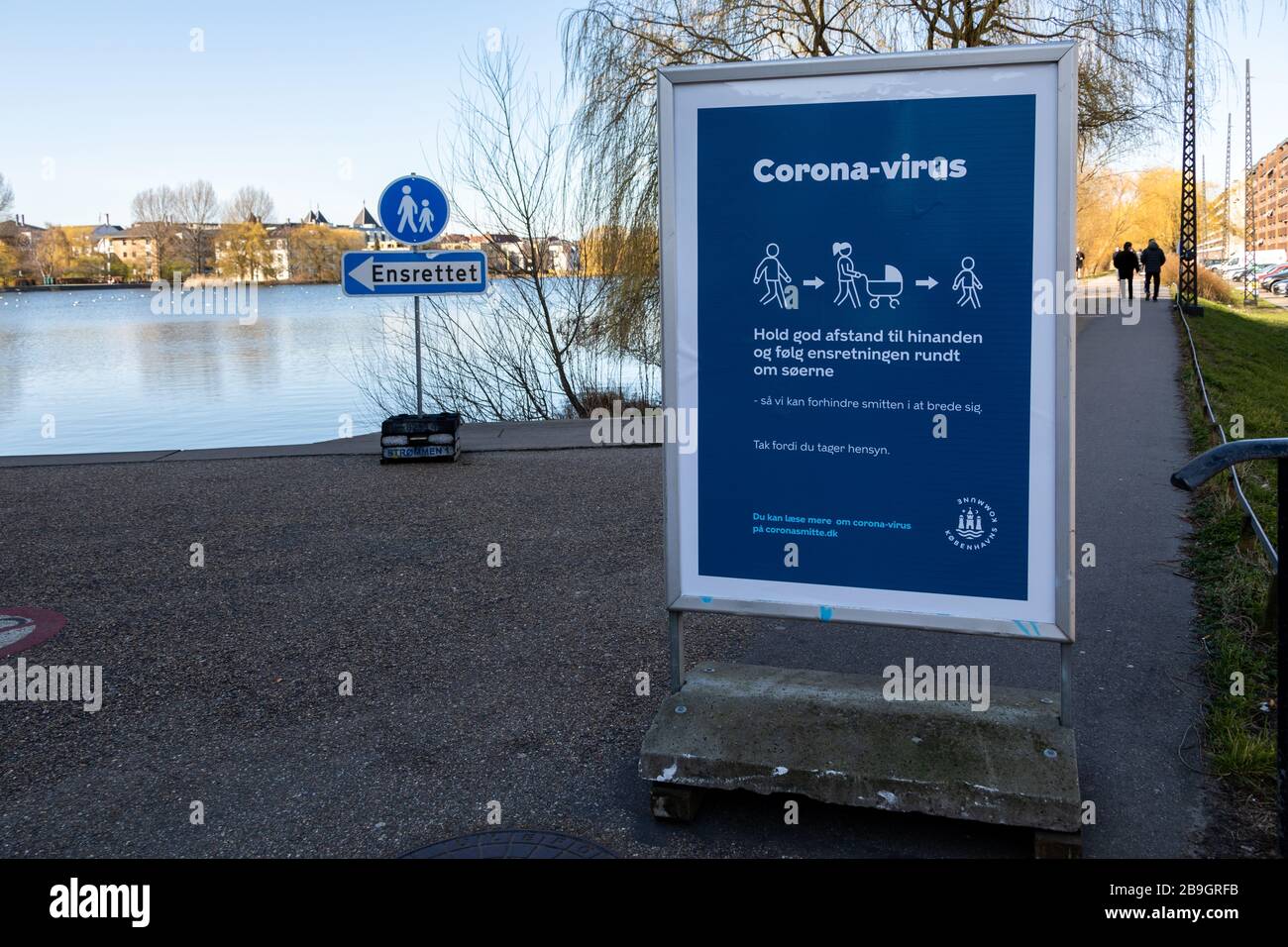 Si chiede alle persone di camminare nella stessa direzione in diversi luoghi popolari di Copenaghen per ridurre il rischio di trasmissione del virus corona. Foto Stock