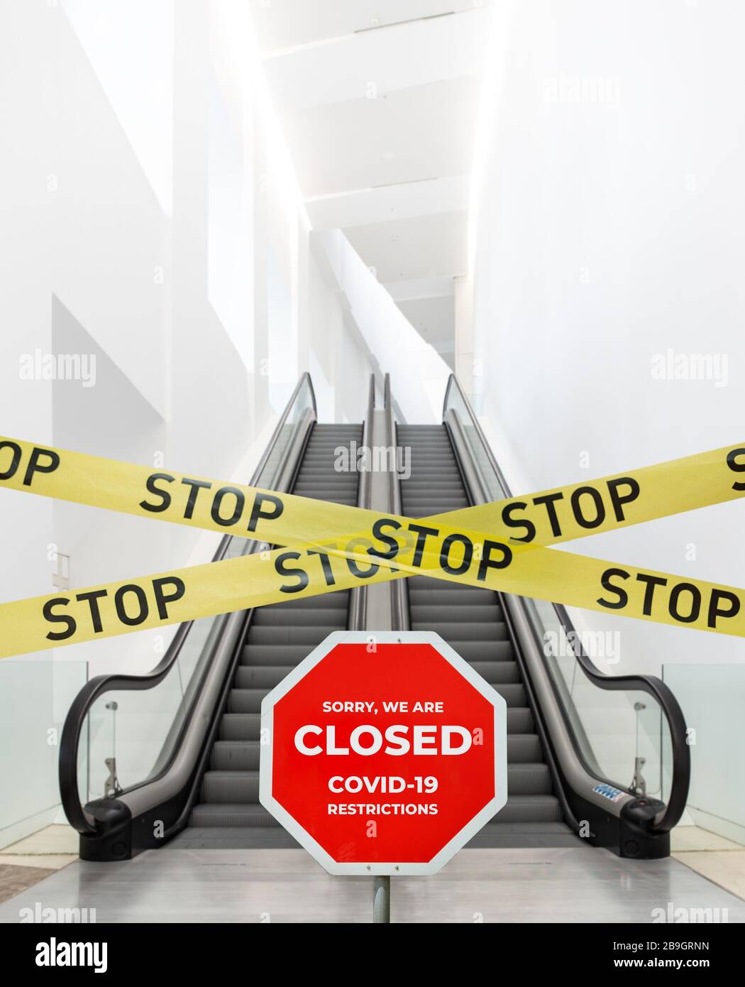 Scena di pubblico indoor con nastro barriera e stop sign .edificio chiuso durante il coronavirus COVID-19 concetto epidemico Foto Stock