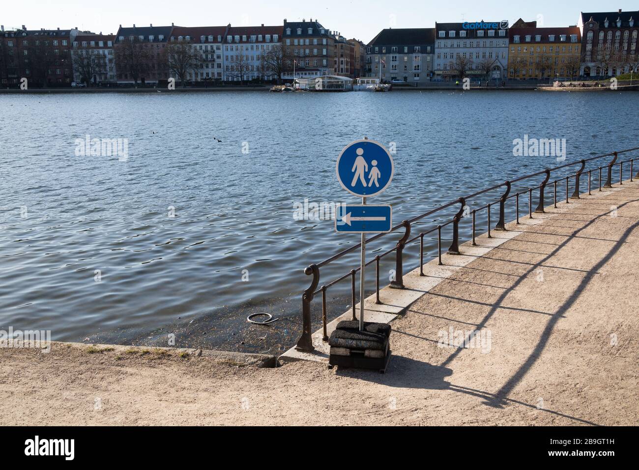 Si chiede alle persone di camminare nella stessa direzione in diversi luoghi popolari di Copenaghen per ridurre il rischio di trasmissione del virus corona. Foto Stock