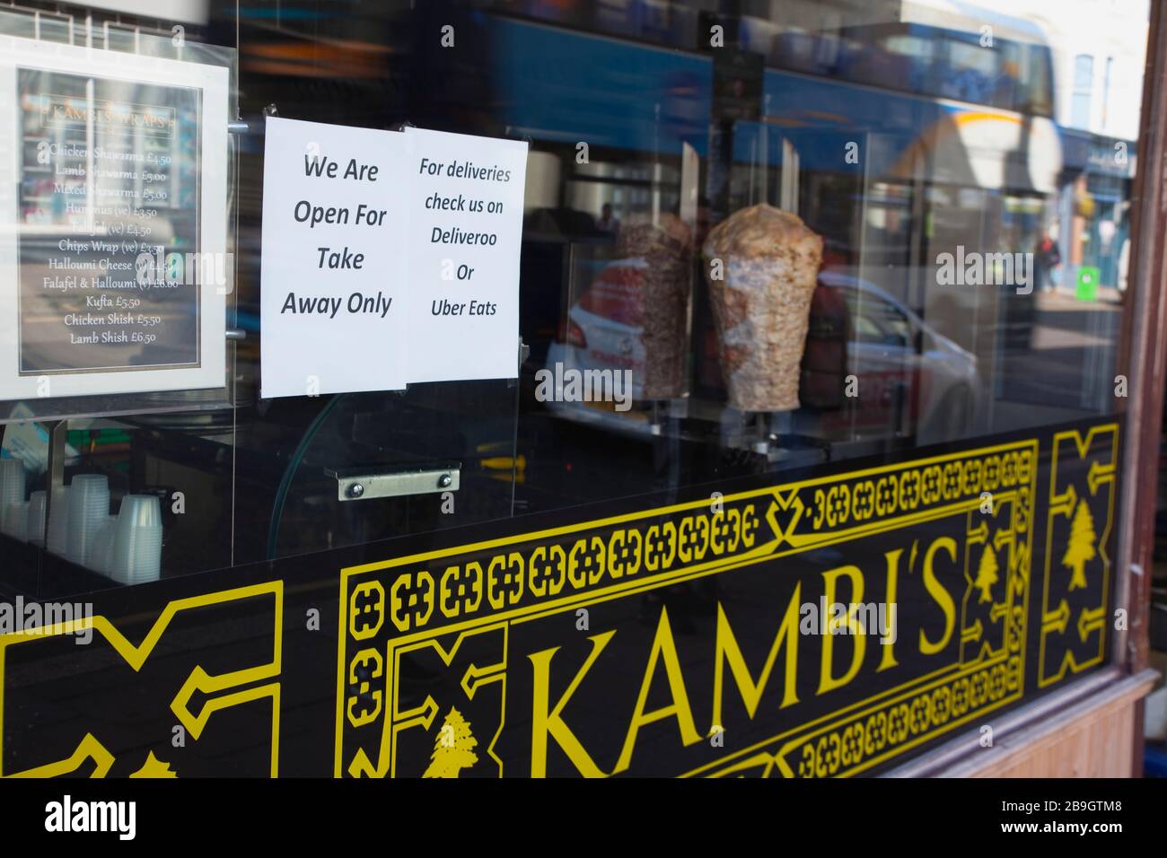 Inghilterra, East Sussex, Brighton, Kambi's libanese ristorante segno che mostra solo la consegna del servizio durante le misure di emergenza Coronavirus. Foto Stock