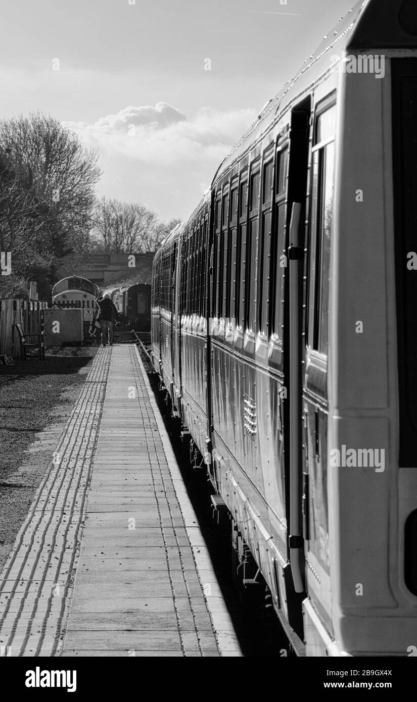 Vista dal lato inferiore dei treni di pacer classe 142 142060 + 142028 che mostra il lato della carrozzeria rivettato Foto Stock