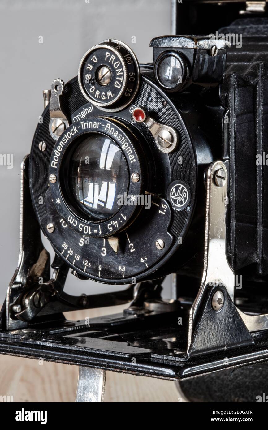 davanti a una vecchia macchina fotografica storica Foto Stock