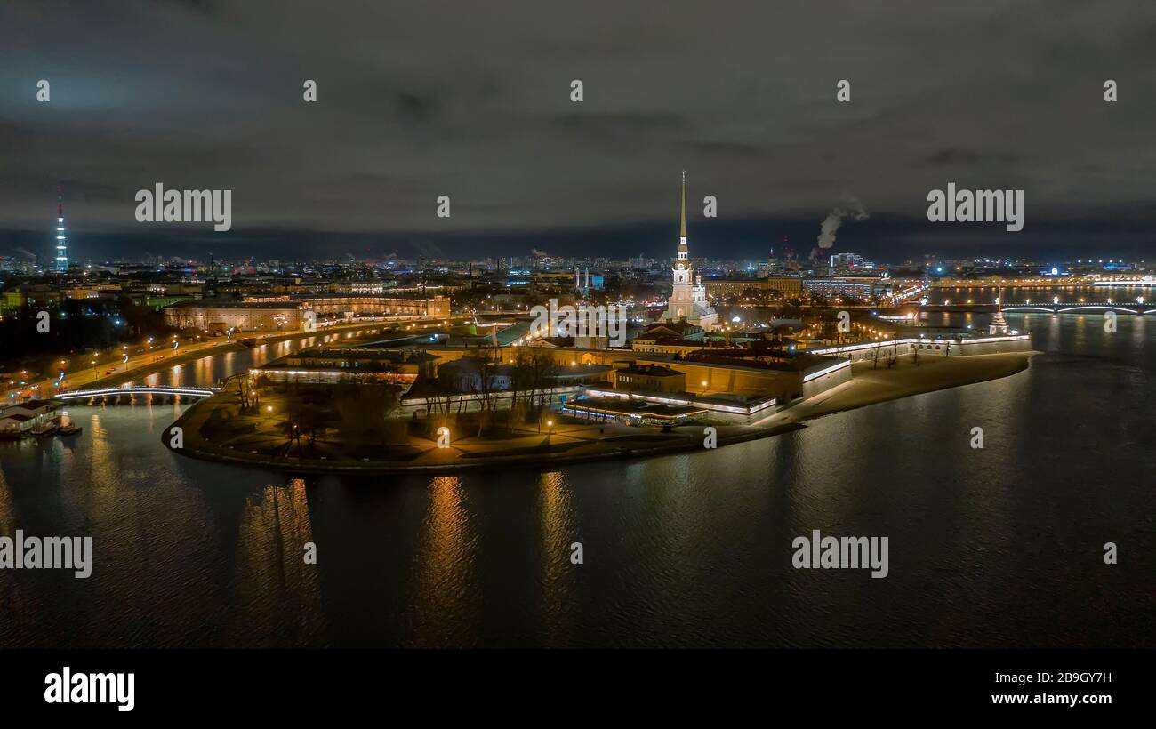 Veduta aerea del fiume Neva con la Fortezza di Pietro e Paolo sullo sfondo, San Pietroburgo, Russia Foto Stock