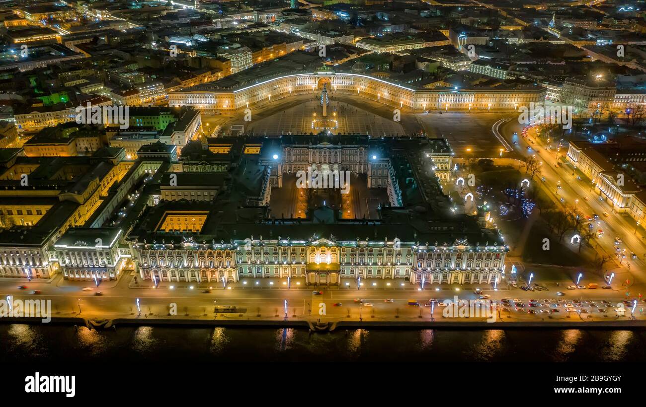 Veduta aerea del Palazzo d'Inverno o dell'Eremo dal Palazzo Embankment con Piazza del Palazzo sullo sfondo, San Pietroburgo, Russia Foto Stock