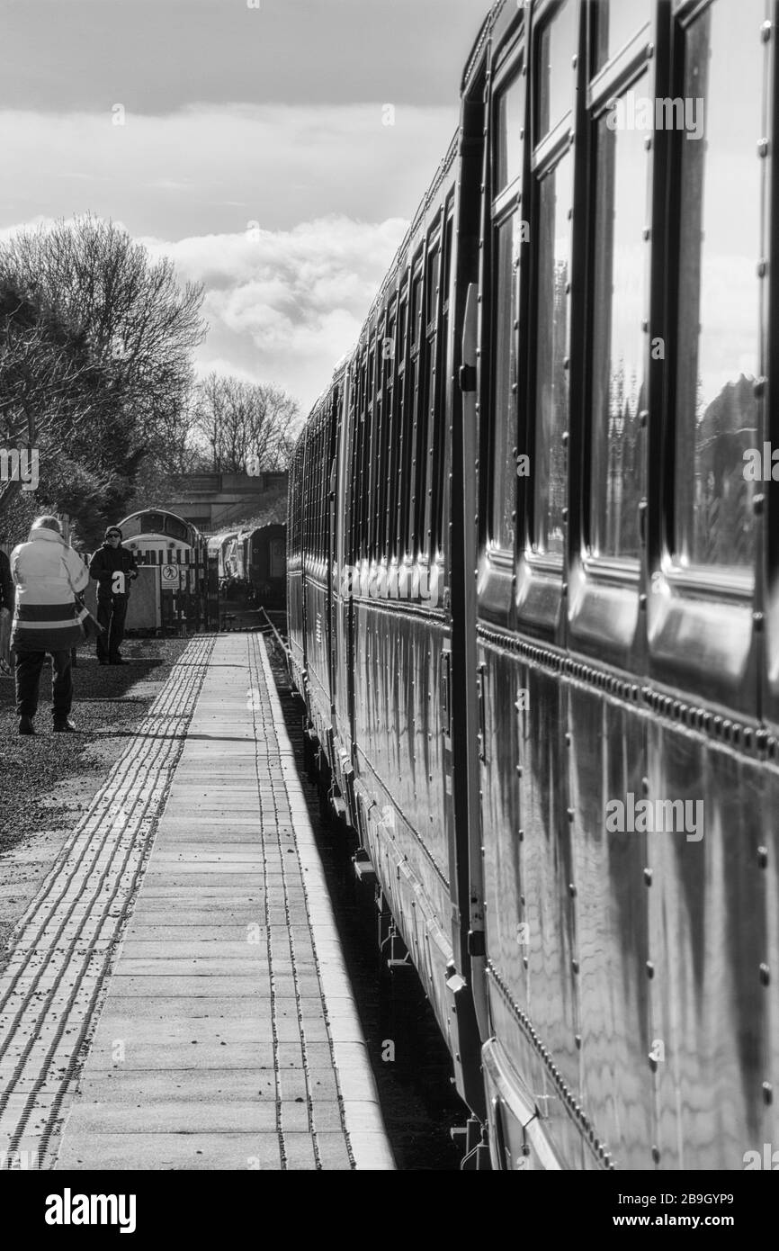 Vista dal lato inferiore dei treni di pacer classe 142 142060 + 142028 che mostra il lato della carrozzeria rivettato Foto Stock