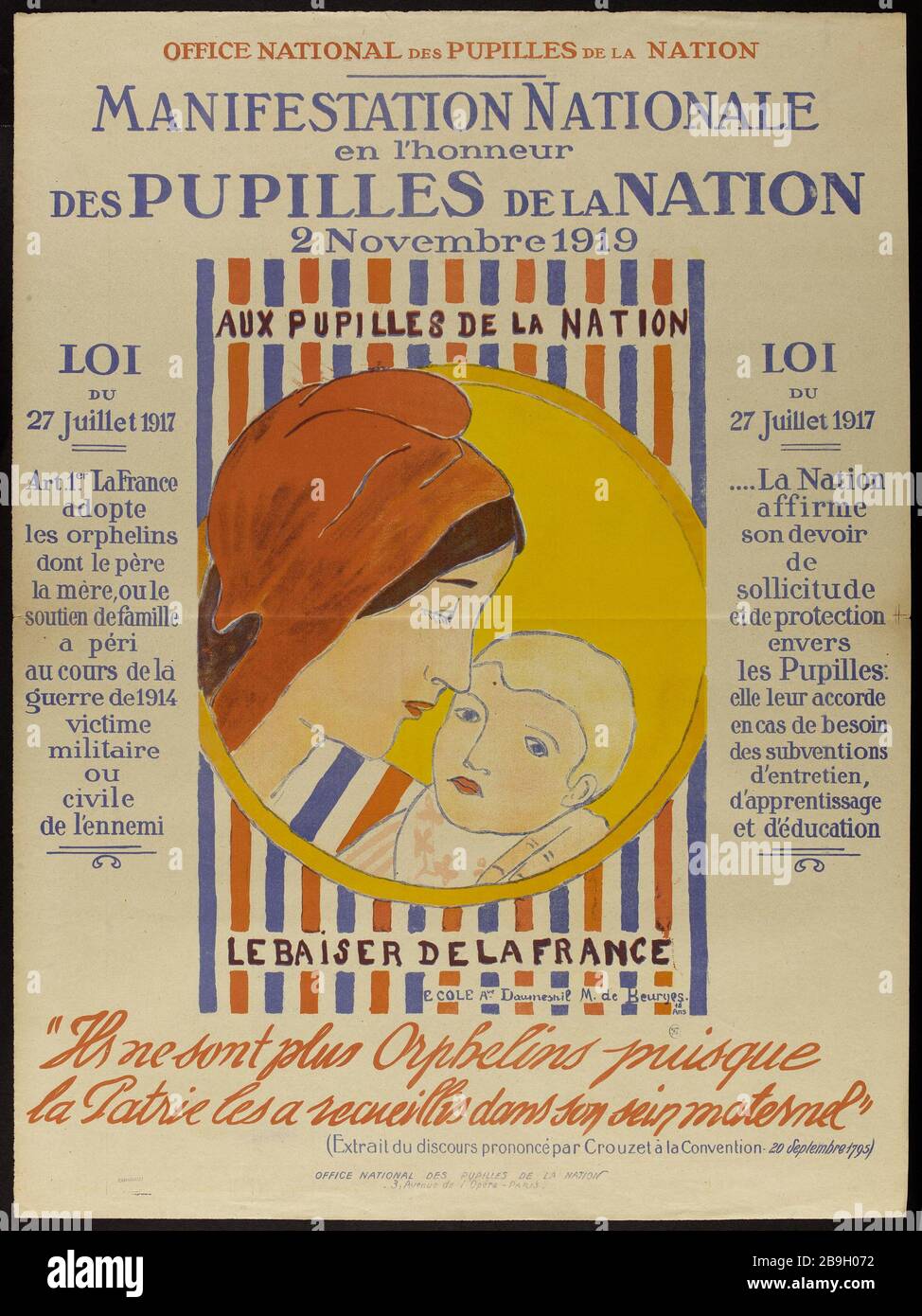 NAZIONALE DEI RIONI DELLA NAZIONE, EVENTO NAZIONALE IN ONORE RIONI DELLA NAZIONE 2 NOVEMBRE 1919 GUERRE 1914-1918. De Beuryes. Affiche politique ' le baiser de la France ' pour une manifestation Nationale en l'honneur des Pupilles de la Nation le 2 novembre 1919 imprimée par l'Office National des Pupilles de la Nation (3 avenue de l'Opéra à Paris). De Beuryes, 12 ans, élève de l'école avenue Daumesnil. Le rappelle la dette de la Patrie envers les orfelins de guerre, depuis la Révolution. Lithographie couleur. 1919. Parigi, musée Carnavalet. Foto Stock