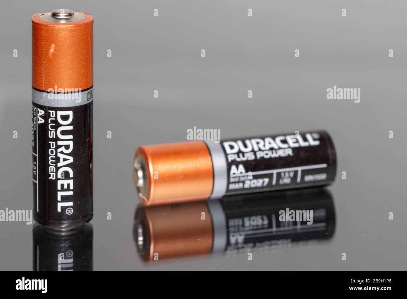 Maastricht, paesi bassi 03/11/2020 batterie alcaline AA isolate duracell con sfondo riflettente Foto Stock