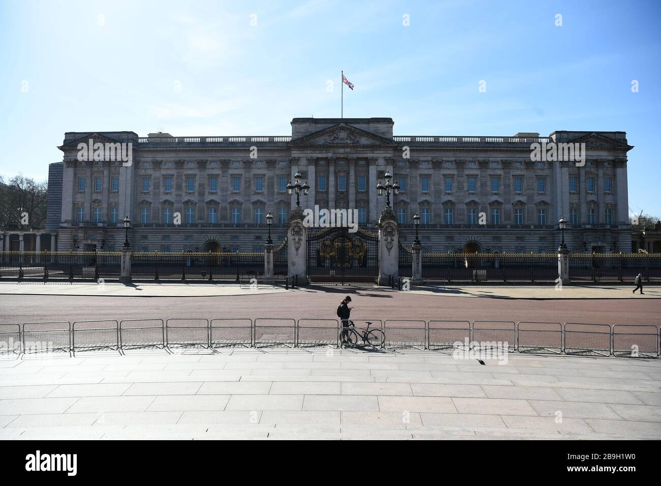 Buckingham Palace guardando vuoto a Londra, il giorno dopo che il primo ministro Boris Johnson ha messo il Regno Unito in blocco per contribuire a frenare la diffusione del coronavirus. Foto Stock